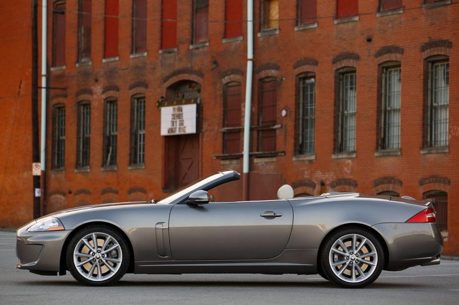  Jaguar XKR Convertible 2011 года  (фото 6 из 42)